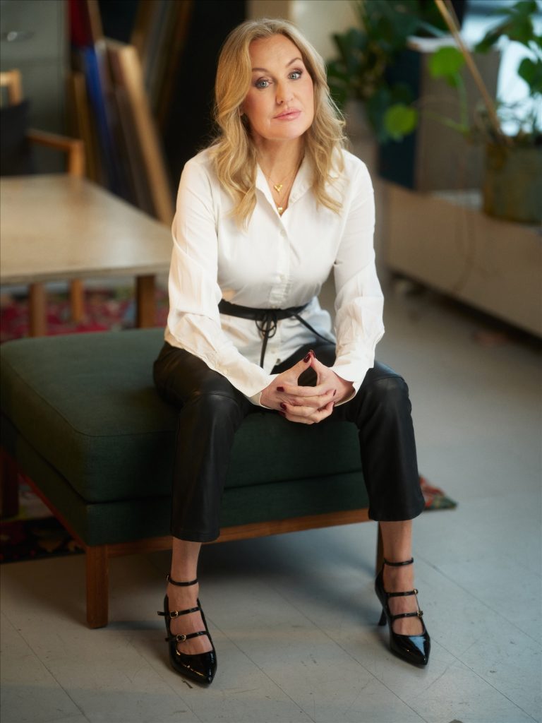 Stående bild på MacDowall Jessica som sitter ner i vit skjorta