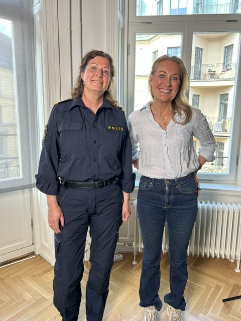 Jessica MacDowall bredvid en polis hon föreläst för