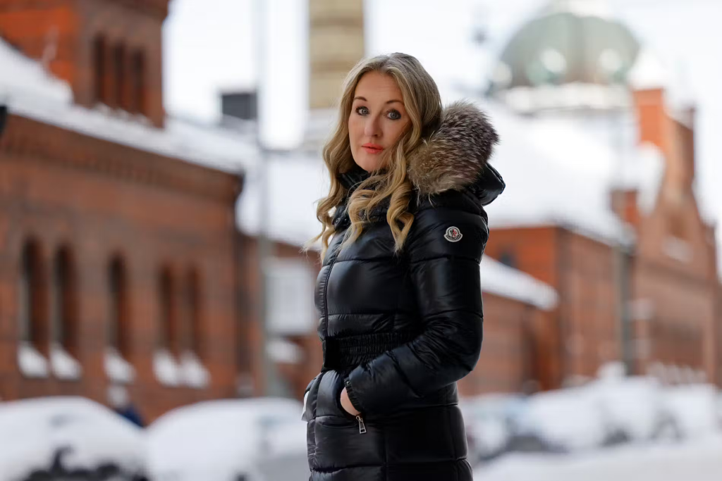 Jessica MacDowall i svart vinterjacka
