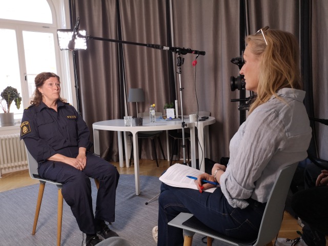 Jessica MacDowall intervjuar en polis