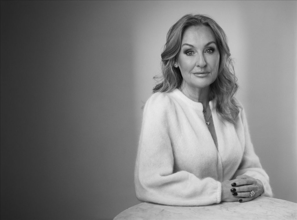 En svartvit bild på Jessica MacDowall med vit tröja