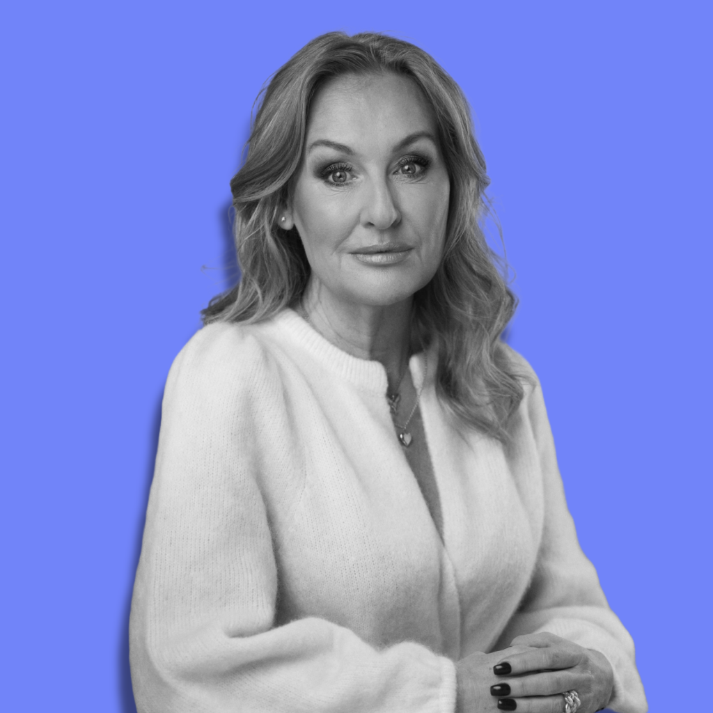 Svartvit bild på Jessica MacDowall med blå bakgrund