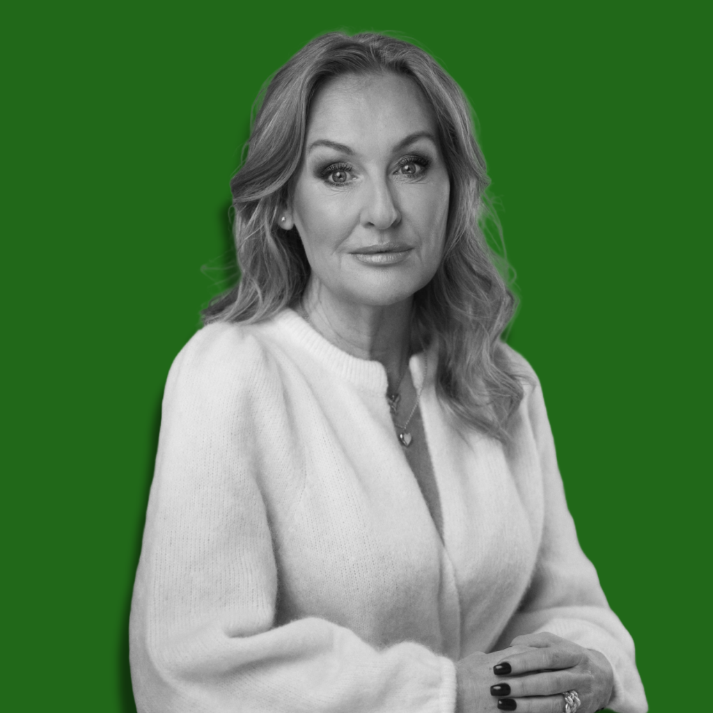 Svartvit bild på Jessica MacDowall med grön bakgrund