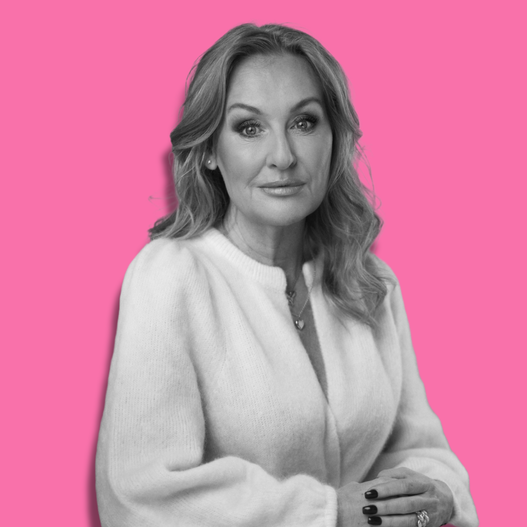 Svartvit bild på Jessica MacDowall med rosa bakgrund